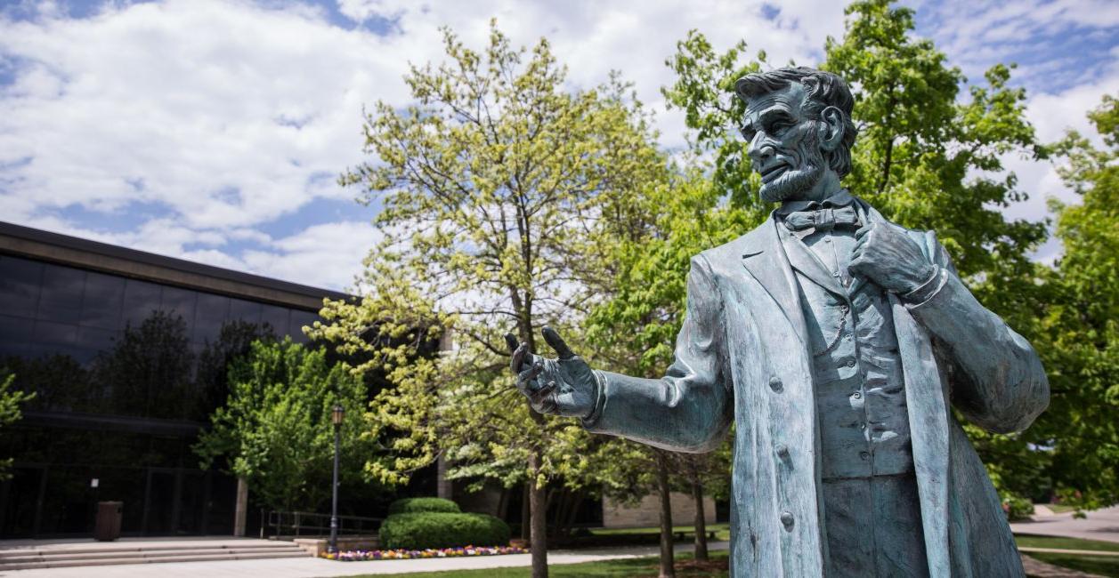 Abraham Lincoln statue on 全球十大赌钱排行app's campus.